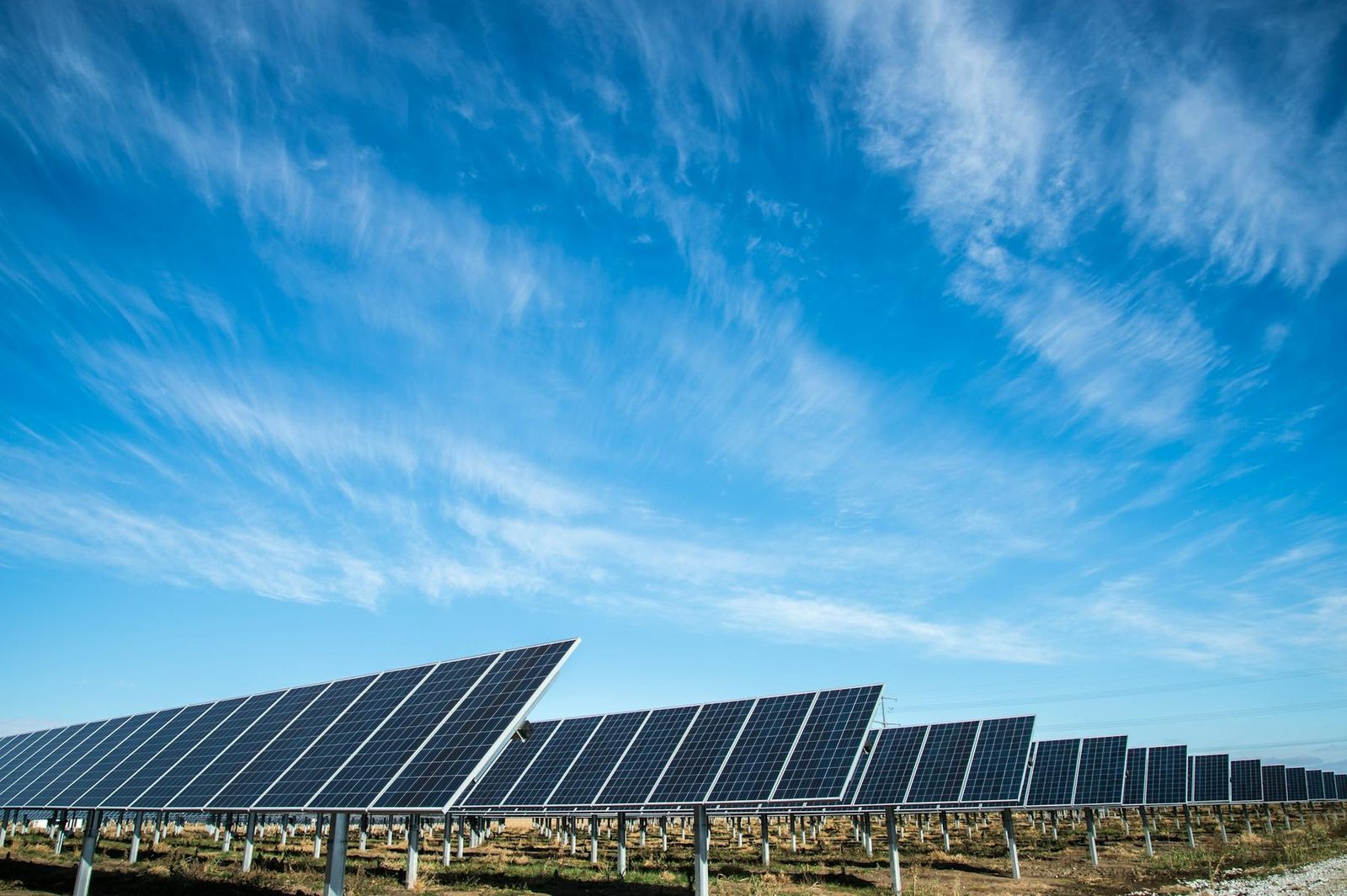 Panouri fotovoltaice sub cerul albastru